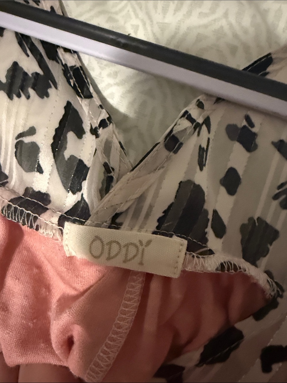 ODDY Pink Top with Black Leopard-Print Sleeves - Picture 2 of 3